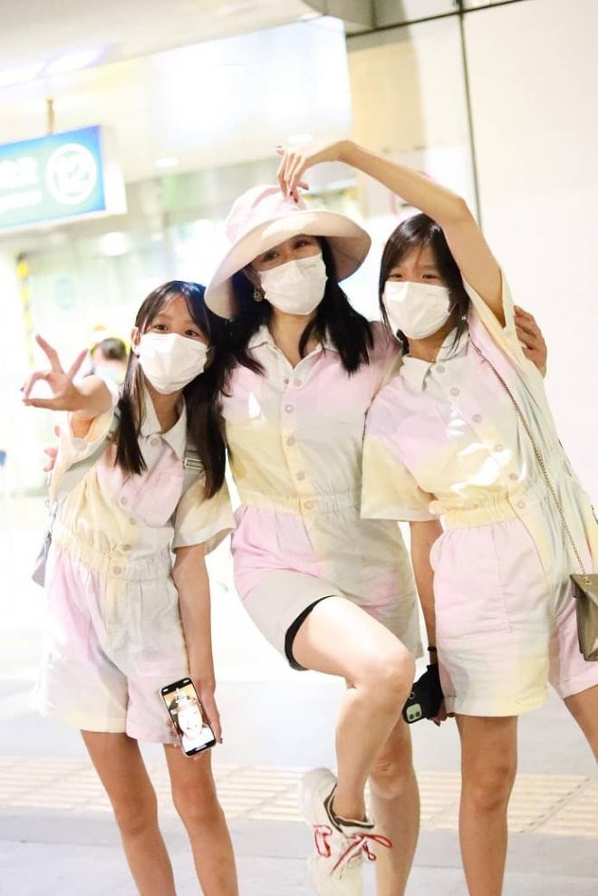 Con gái 'bom sex' gốc Việt Chung Lệ Đề mới 13 tuổi đã cao gần 1m7, thu hút sự chú ý khi ra sân bay cùng mẹ  7