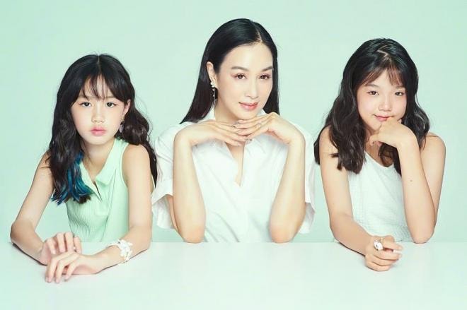 Con gái 'bom sex' gốc Việt Chung Lệ Đề mới 13 tuổi đã cao gần 1m7, thu hút sự chú ý khi ra sân bay cùng mẹ  1