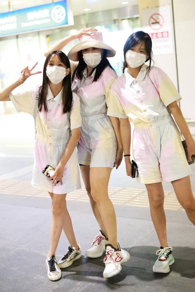 Con gái 'bom sex' gốc Việt Chung Lệ Đề mới 13 tuổi đã cao gần 1m7, thu hút sự chú ý khi ra sân bay cùng mẹ  9