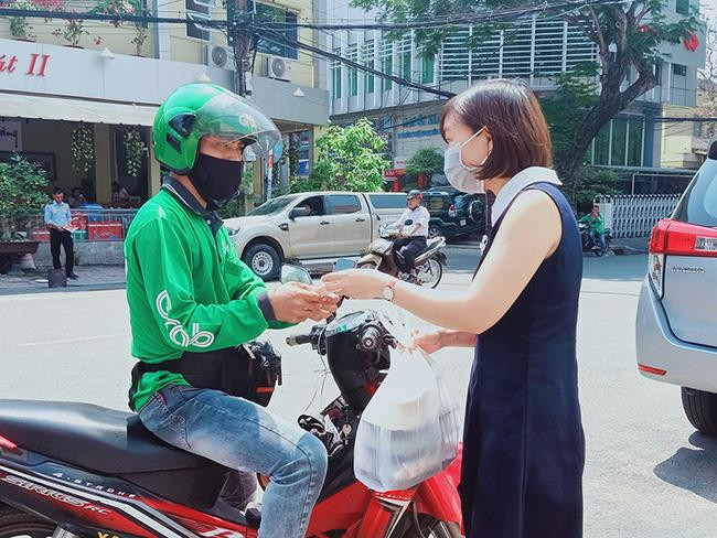 nghe-shipper-giao-hang-16023037236521190109905.jpg