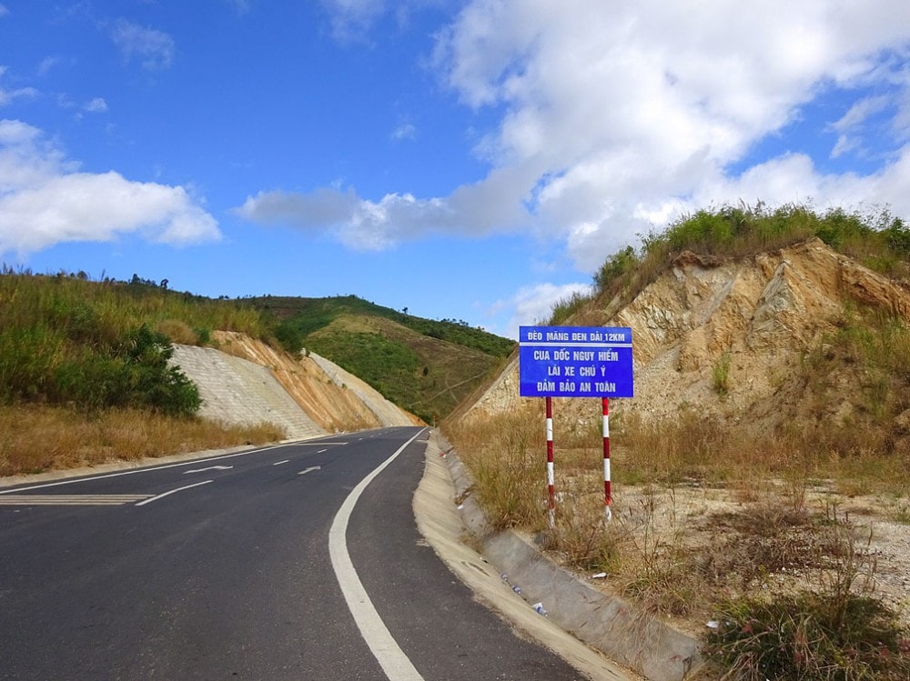 Từ huyện Kon Rẫy đi huyện Kon Plong 18 Km, đường đèo Măng Đen chiếm 12 Km.