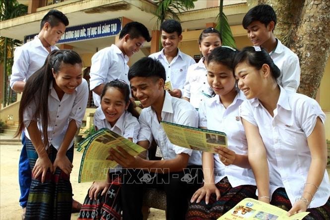Học sinh Trường phổ thông Dân tộc nội trú huyện miền núi Đakrông (Quảng Trị) tìm hiểu về chăm sóc sức khỏe sinh sản vị thành niên. 