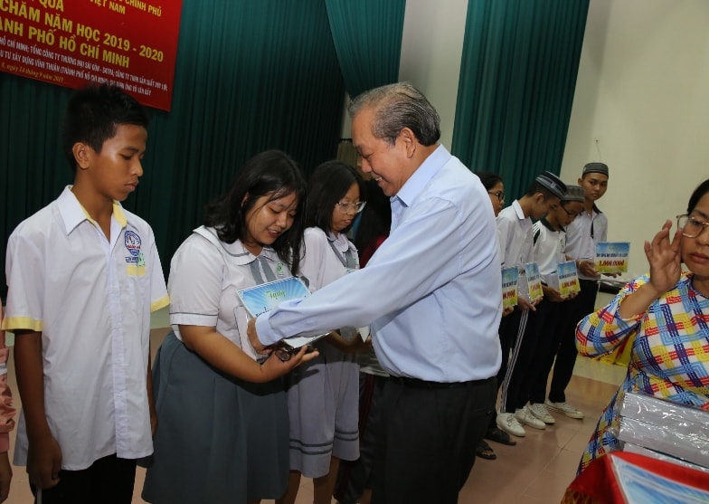 Lãnh đạo Đảng và Nhà nước luôn quan tâm đến học sinh các DTTS (Ảnh: Phó Thủ tướng Thường trực Chính phủ Trương Hòa Bình tặng quà cho học sinh người dân tộc Chăm tại Quận 8 TPHCM).