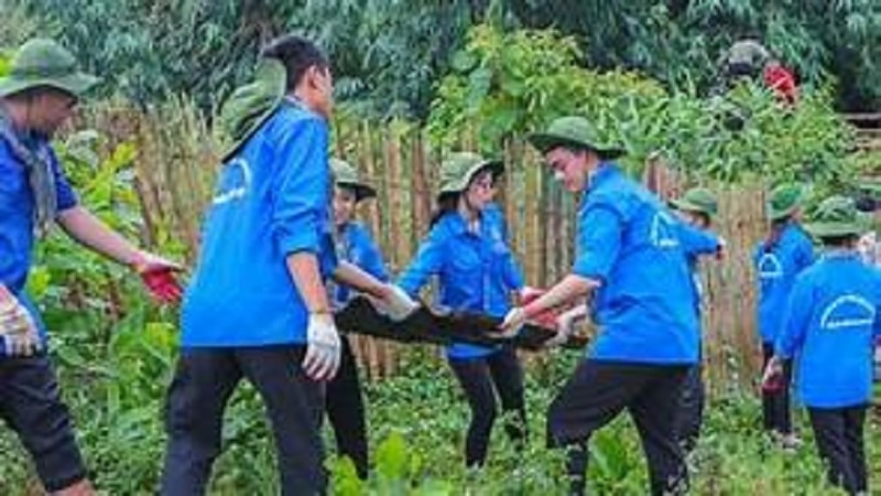 Thanh niên Bến Tre tích cực tham gia làm sạch môi trường, nâng cao chất lượng sống.