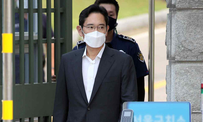 Phó chủ tịch Samsung Lee Jae-yong rời trung tâm giam giữ Souel ở Uiwang sáng 13/8. Ảnh: Reuters