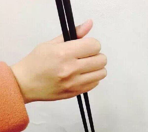 Đoán tính cách qua cách cầm đũa  0
