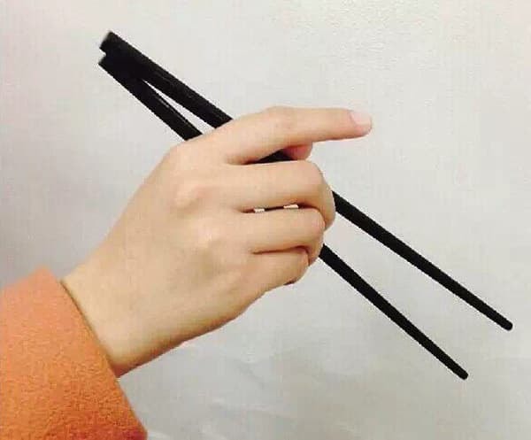 Đoán tính cách qua cách cầm đũa  2