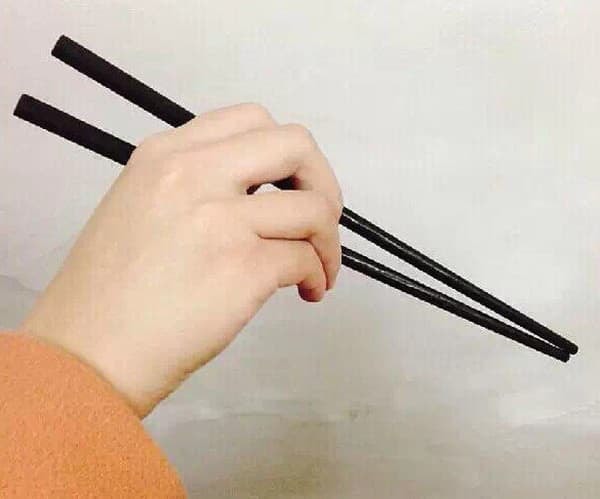 Đoán tính cách qua cách cầm đũa  3