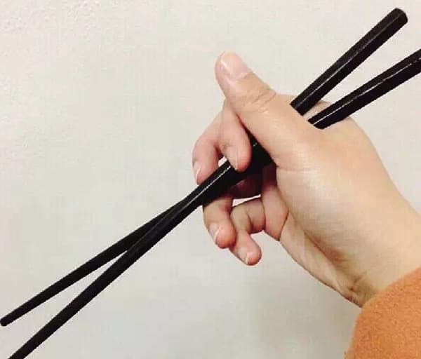 Đoán tính cách qua cách cầm đũa  4