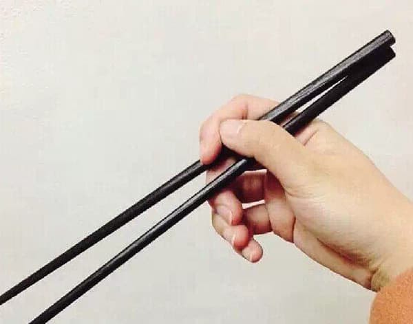 Đoán tính cách qua cách cầm đũa  7