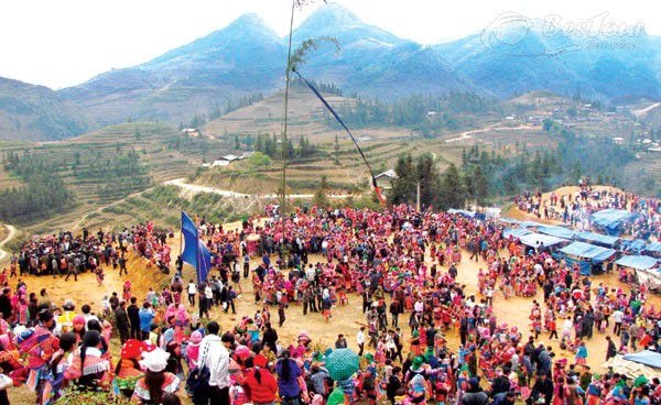 Quang cảnh tưng bừng tại Lễ hội Gầu Tào của đồng bào Mông tại Si Ma Cai.