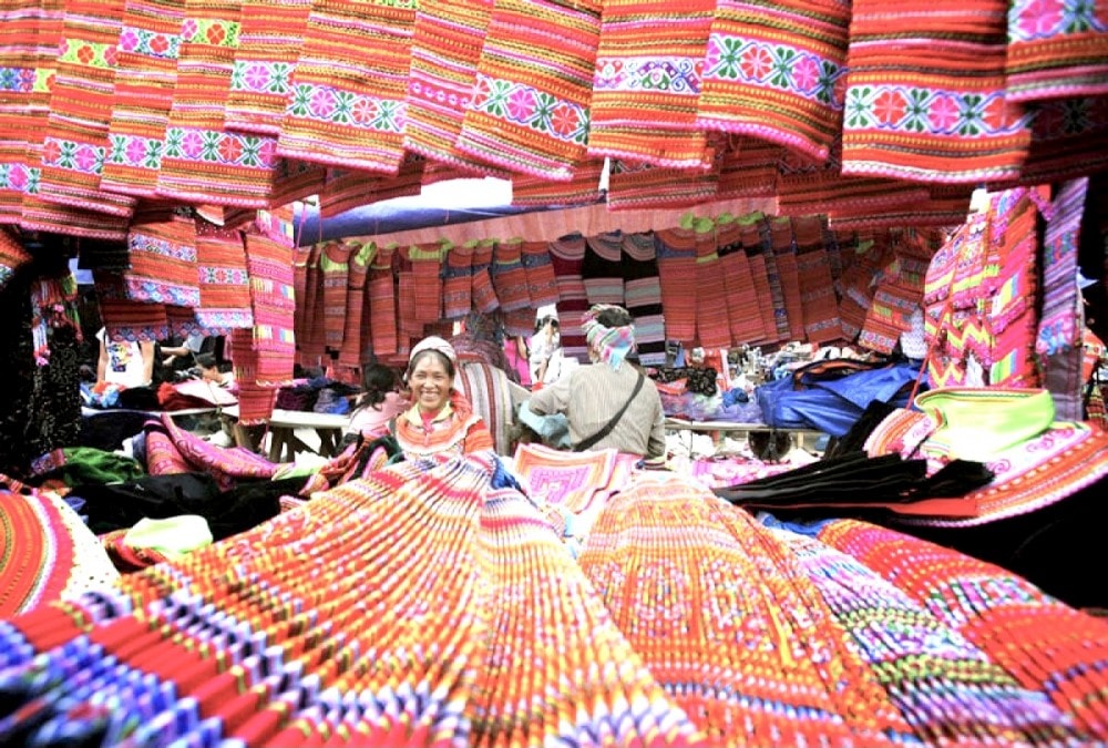 Rực rỡ hoa văn, họa tiết tinh sảo trên váy áo dân tộc Mông ở Si Ma Cai.