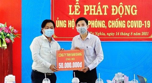 ong-pham-cong-hieu-tong-giam-doc-cong-ty-cp-dau-tu-bds-nam-khang-mien-trung-trao-ho-tro-cho-huyen-tu-nghia-w500-h273.jpg