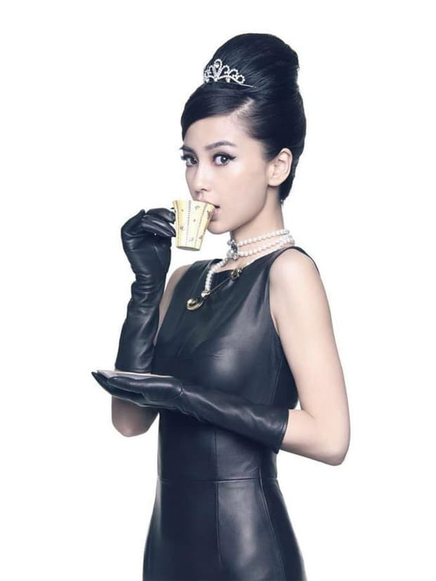 Bà xã Lương Triều Vỹ 'cosplay' nữ thần Audrey Hepburn ở tuổi 55, được so sánh ngay với Angelababy, Dương Mịch và Triệu Lệ Dĩnh  1