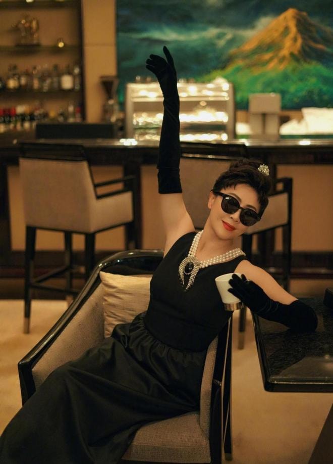 Bà xã Lương Triều Vỹ 'cosplay' nữ thần Audrey Hepburn ở tuổi 55, được so sánh ngay với Angelababy, Dương Mịch và Triệu Lệ Dĩnh  10