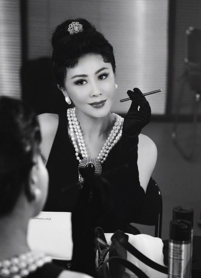 Bà xã Lương Triều Vỹ 'cosplay' nữ thần Audrey Hepburn ở tuổi 55, được so sánh ngay với Angelababy, Dương Mịch và Triệu Lệ Dĩnh  11