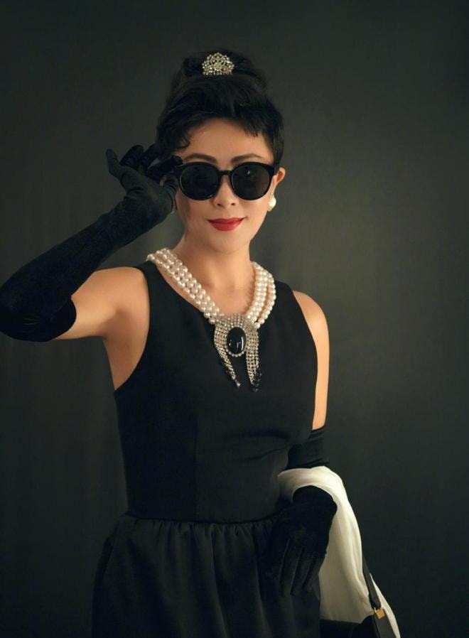 Bà xã Lương Triều Vỹ 'cosplay' nữ thần Audrey Hepburn ở tuổi 55, được so sánh ngay với Angelababy, Dương Mịch và Triệu Lệ Dĩnh  12