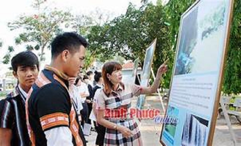 Học sinh Trường phổ thông Dân tộc nội trú THPT tỉnh Bình Phước tham quan, tìm hiểu hình ảnh di tích lịch sử - văn hóa và danh lam thắng cảnh địa phương được Sở Văn hóa và Trung tâm quản lý di tích tỉnh trưng bày tại Nhà trường.