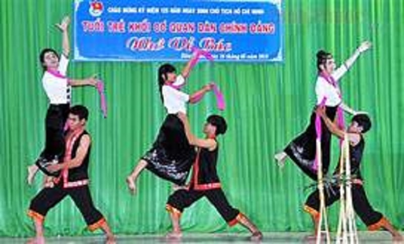 Học sinh trường THPT Dân tộc nội trú tỉnh Bình Phước xây dựng nhiều tiết mục văn nghệ đặc sắc biểu diễn trong các dịp Liên hoan hay Hội thi của Trường và của tỉnh.