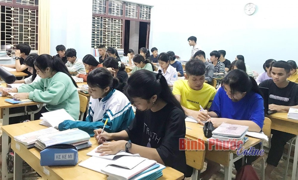 Nhà trường tổ chức cho học sinh học bài, ôn tập vào mỗi buổi tối từ 19-21 giờ 30 phút.