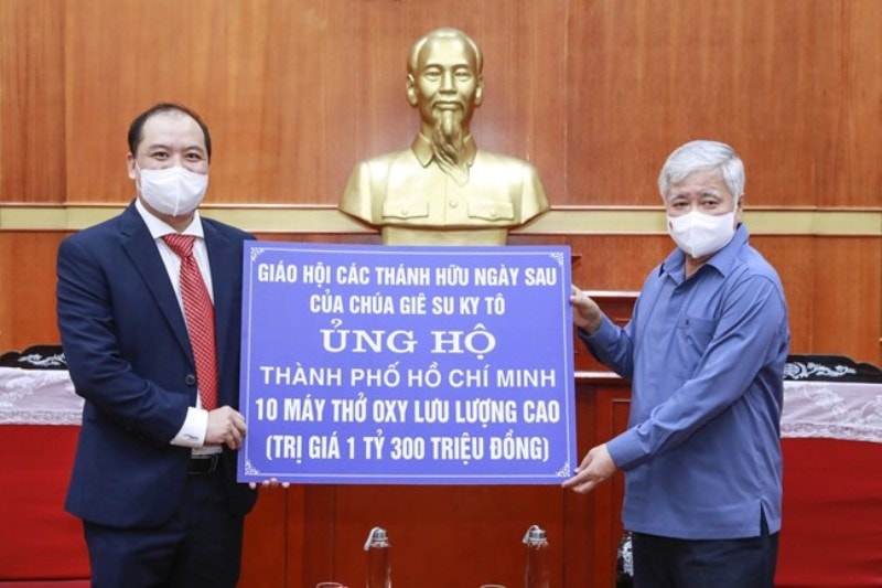 Lãnh đạo Ủy ban TW Mặt trận Tổ quốc Việt Nam tiếp nhận hỗ trợ.