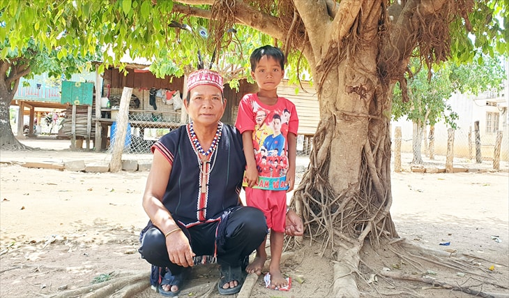 Nghệ nhân Đinh Keo là người quan tâm truyền dạy văn hóa cồng chiêng cho lớp trẻ. Ảnh: Thùy Dung.