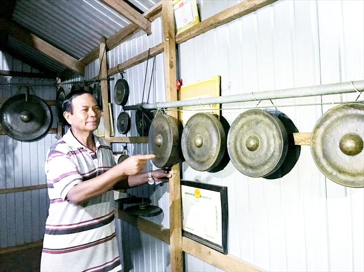 Những bộ chiêng được nghệ nhân Đinh keo treo lên vách nhà sàn như một cách giữ gìn vốn quý. Ảnh: Thùy Dung.