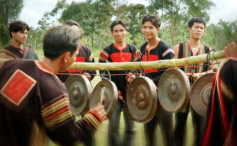 Truyền dạy nghệ thuật đánh chiêng cho thanh niên trẻ tuổi các dân tộc.