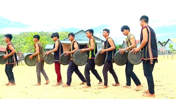 Tuổi trẻ các dân tộc thiểu số Tây Nguyên ngày nay rất ý thức bảo tồn và phát huy giá trị văn hóa truyền thống của dân tộc mình.