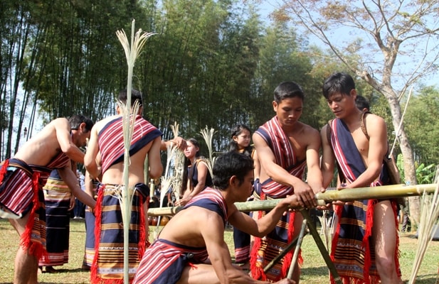 Công tác chuẩn bị cho Lễ cúng bến nước.