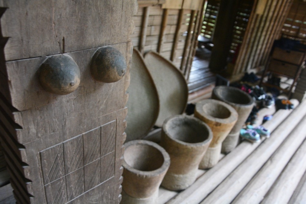 Các họa tiết trang trí thể hiện tín ngưỡng phồn thực và uy quyền của mẫu hệ được đẽo gọt ở hầu hết cột, kèo trong nhà dài. (Ảnh: Internet)