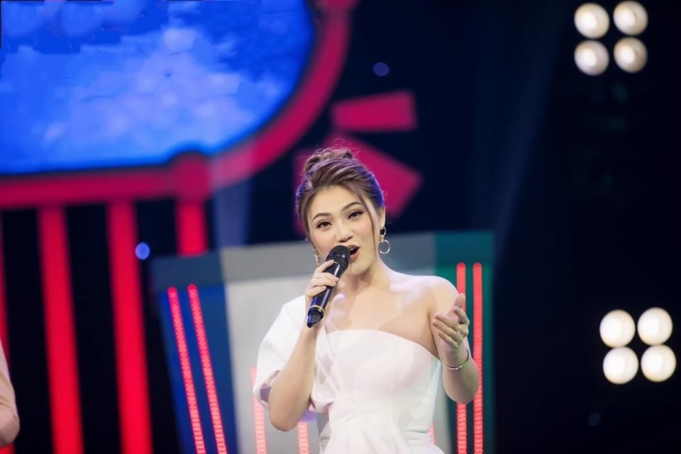 Nông Thị Sim biểu diễn trong một chương trình ca nhạc.