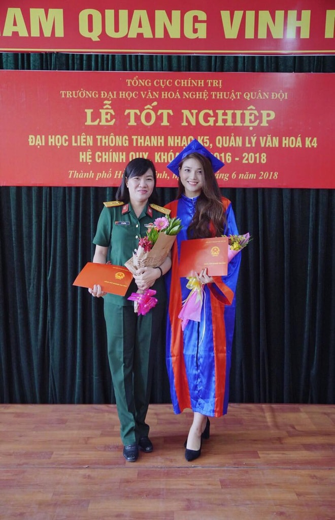 Nông Thị Sim trong Lễ tốt nghiệp Đại học thanh nhạc tại Trường Đại học văn hóa - nghệ thuật Quân đội.