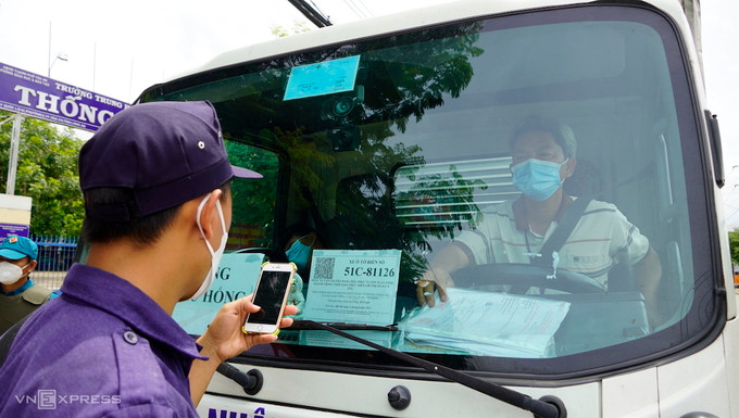 Lực lượng chức năng kiểm tra mã QRcode của xe vào Long An, ngày 23/8. Ảnh: Hoàng Nam