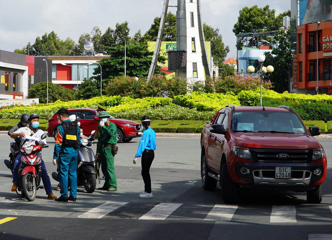Kiểm tra giấy đi đường tại chốt trên đường Nguyễn Bỉnh Khiêm, quận 1, ngày 23/8. Ảnh: Gia Minh
