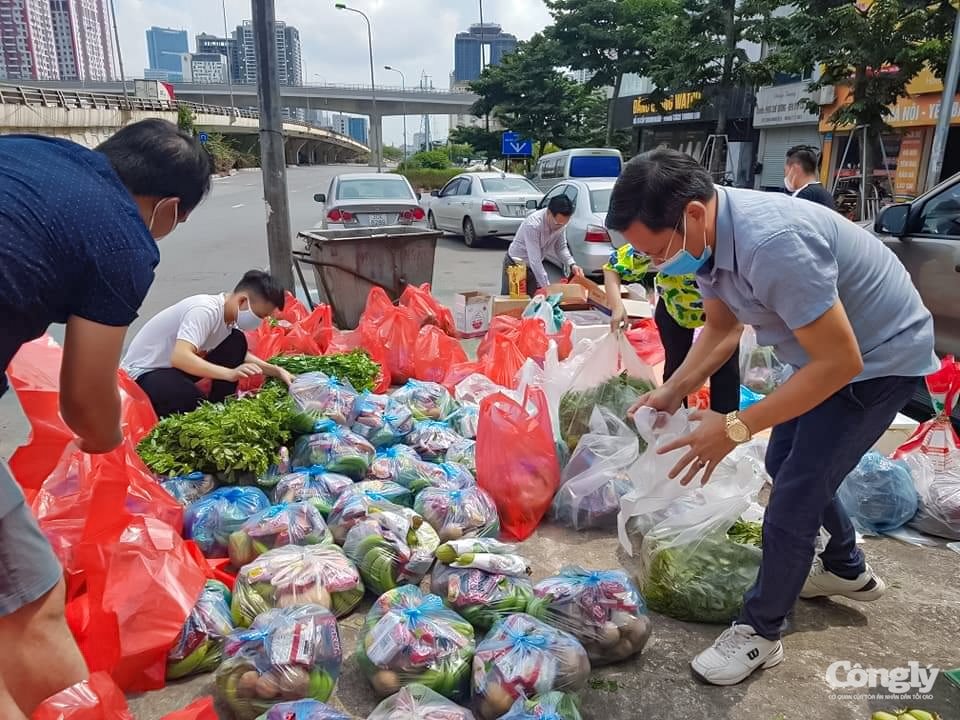 cong-doan-dong-goi-chia-thanh-cac-suat-qua-sau-do-van-chuyen-trao-tan-tan-tay-cac-lao-dong-bi-mac-ket..jpg