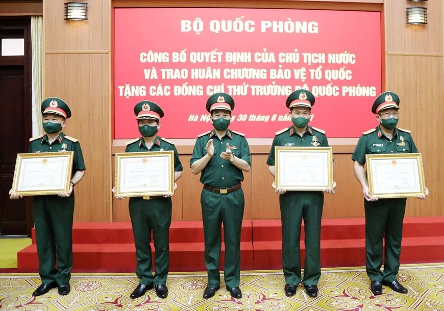 5-thu-truong-bo-quoc-phong-duoc-chu-tich-nuoc-tang-huan-chuong-bao-ve-to-quoc.jpeg