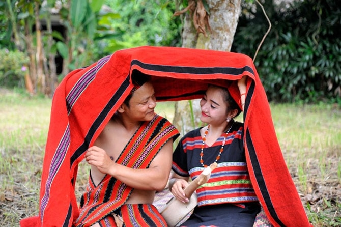 Chàng trai tới dưới nhà Xu hát những bài hát gọi, sau khi được cô gái đáp lại, chàng trai mới lên nhà Xu. Bên bếp lửa bập bùng, tới nửa đêm nếu ưng chàng trai, cô gái mới mời chàng trai thưởng thức những món ăn mình mang theo. Ngược lại, nếu cô gái không chịu trao món quà tình yêu này thì cũng đồng nghĩa với câu nói “từ chối lời cầu hôn của chàng”. 