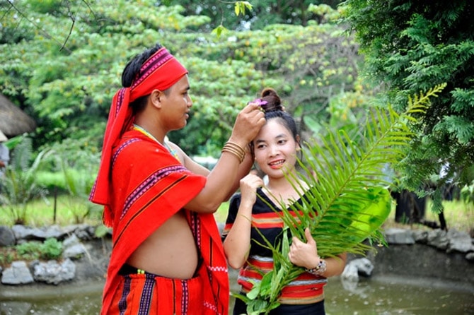 Chính những điệu hát giao duyên này khiến tình cảm giữa người con trai, con gái ngày càng khăng khít, bền chặt hơn để có thể về thưa với ông bà, cha mẹ để đi đến một cuộc hôn nhân hạnh phúc.