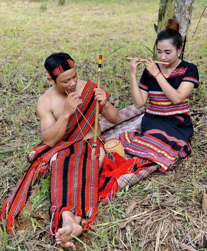 Để chiếm được cảm tình của cô gái, chàng trai không chỉ hát, mà còn đàn cho thật hay, thật xao xuyến, dáng vẻ, nét mặt thật cảm động, dễ thương sao cho cô gái chịu mở lòng với mình. Mùa sim, các chàng trai Pa Kô thường tỏ tình bằng giọng hát ngọt ngào với các giai điệu như: Cha chấp, Xiềng, Ba bói, Phỉ ku moor hay bằng tiếng đàn abeel, âng krao, âng koái, tireel, khền, tâm preh nỉ non tha thiết.  
