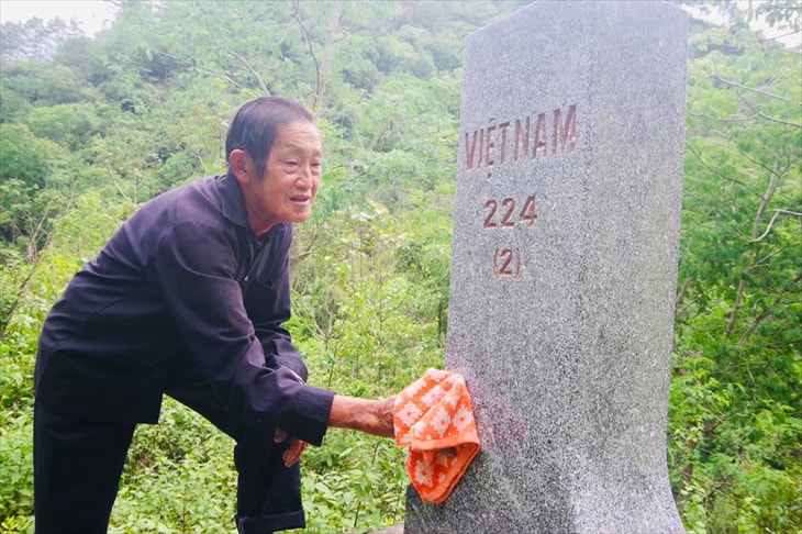 Nhiều già làng trên cả nước đã và đang đóng góp công sức cho việc giữ gìn đường biên, cột mốc.
