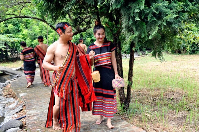 Những chàng trai Pa Kô thường mang theo chuỗi cườm, hạt mã não... làm vật ngỏ lời.