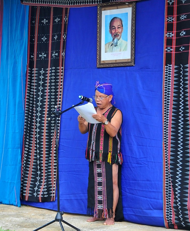 Ông Hồ Hoài Nam, thôn Pa Ring, xã Hồng Hạ, huyện A Lưới (tỉnh Thừa Thiên Huế) đọc diễn văn về tâm nguyện của đồng bào A Lưới được mang họ Hồ dưới chân dung Bác Hồ và trước nhóm cộng đồng dân tộc Tà Ôi.