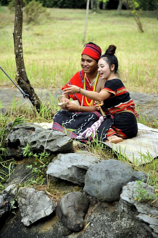 Vào mùa đi sim, những đêm trăng sáng, người con trai và con gái Pa Kô lại tìm đến nơi hò hẹn bên con suối, những ngôi nhà Xu thơ mộng giữa rừng để cùng trò chuyện.  