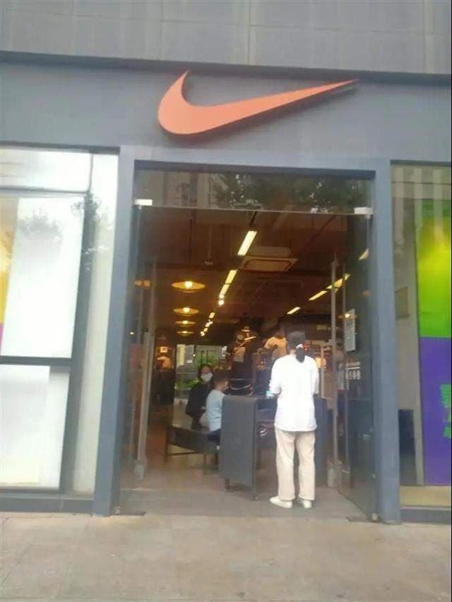 Người lao động nhập cư mua đồ Nike cho con bị nhân viên phân biệt đối xử, sau khi lên báo, cư dân mạng lại ùa vào chỉ trích người cha này  5