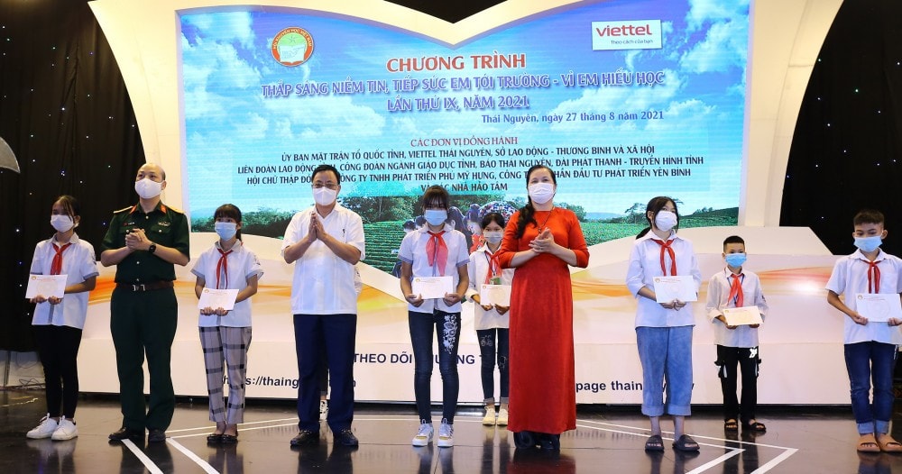 Lãnh đạo tỉnh Thái Nguyên trao học bổng cho các học sinh nghèo vượt khó học giỏi trong Chương trình trao tặng học bổng “Thắp sáng niềm tin, tiếp sức em tới trường - Vì em hiếu học” lần thứ IX, năm 2021.