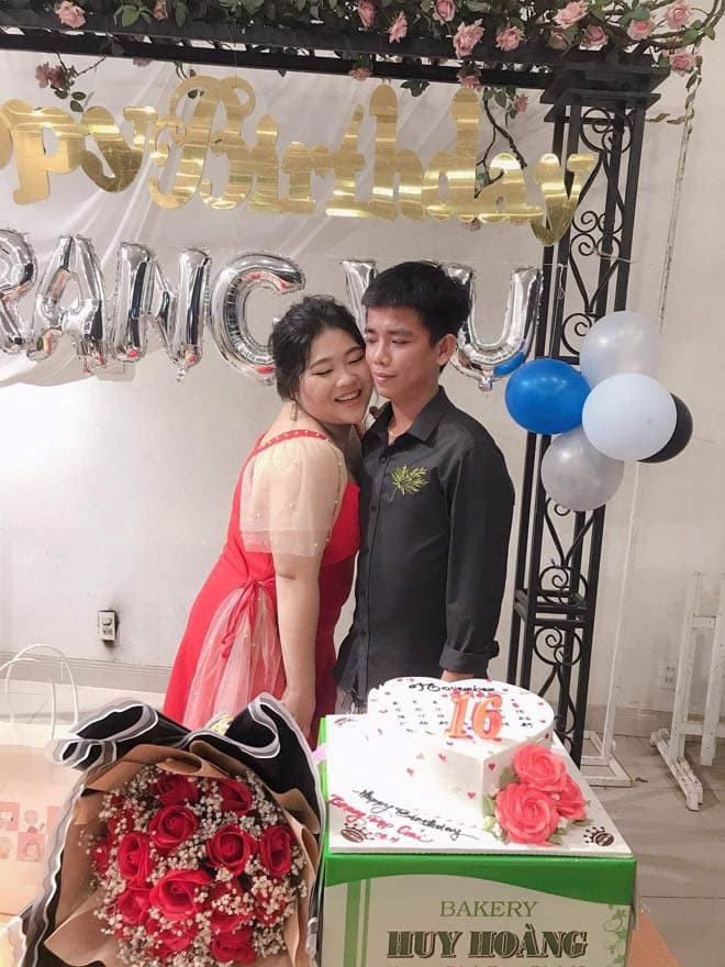 Cô gái nặng gần 1 tạ 0 Cô gái nặng gần 1 tạ 0