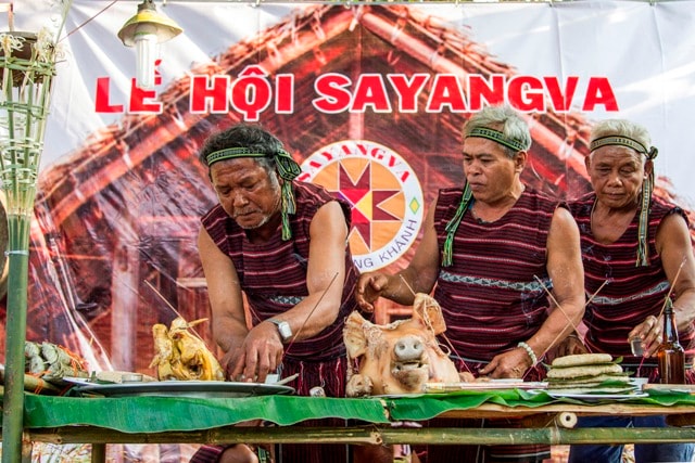 Bày lễ vật trong Lễ cúng Thần lúa.