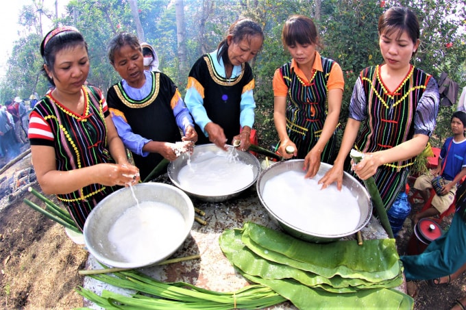 Làm bánh để chuẩn bị cho lễ cúng.