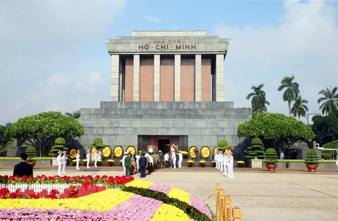 lanh-dao-dang-nha-nuoc-vao-lang-vieng-chu-tich-ho-chi-minh-5.jpg